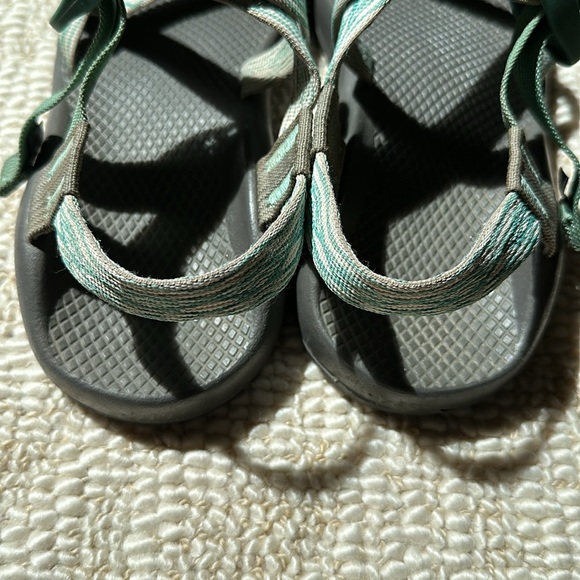Chaco women’s sandals green and white geometric pattern - Picture 4 of 12